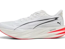 Ténis de corrida Puma Nitro branco e cor-de-laranja.