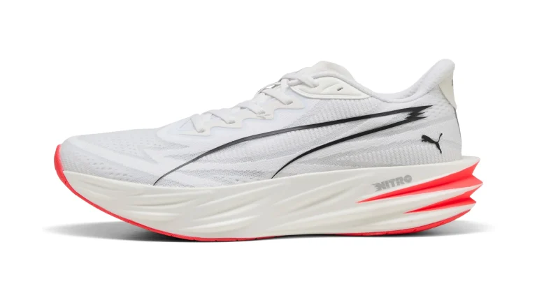 Ténis de corrida Puma Nitro branco e cor-de-laranja.