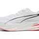 Ténis de corrida Puma Nitro branco e cor-de-laranja.