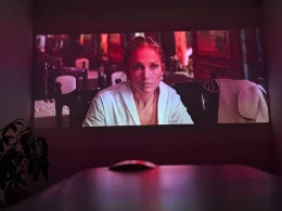 Projeção de Jennifer Lopez num ecrã em sala escura.