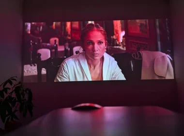 Projeção de Jennifer Lopez num ecrã em sala escura.