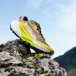 Sapatilha de trail running Kiprun sobre uma rocha na montanha.
