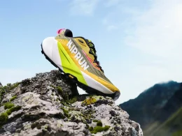 Sapatilha de trail running Kiprun sobre uma rocha na montanha.