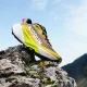 Sapatilha de trail running Kiprun sobre uma rocha na montanha.