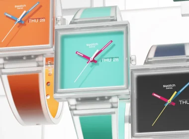 Três relógios Swatch quadrados coloridos em fundo branco.