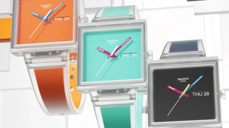 Três relógios Swatch quadrados coloridos em fundo branco.