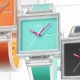 Três relógios Swatch quadrados coloridos em fundo branco.