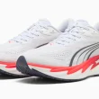 Sapatilhas de corrida Puma brancas com detalhes em vermelho.