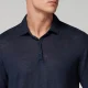 Homem a usar um polo azul marinho de manga curta.