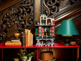 LEGO Ministério da Magia em prateleira vermelha com livros antigos.