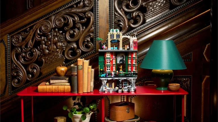 LEGO Ministério da Magia em prateleira vermelha com livros antigos.
