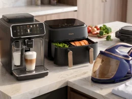 Eletrodomésticos Philips modernos numa bancada de cozinha de mármore.
