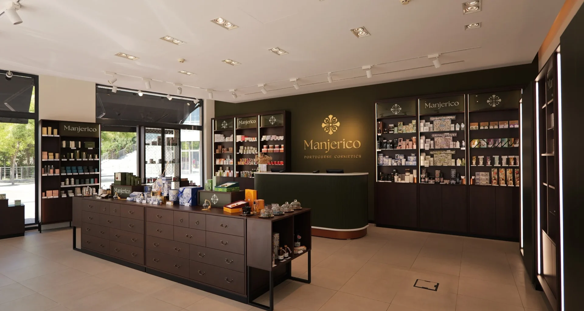 Interior da loja Manjerico com expositores de cosméticos e balcão.
