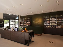 Interior da loja Manjerico com expositores de cosméticos e balcão.