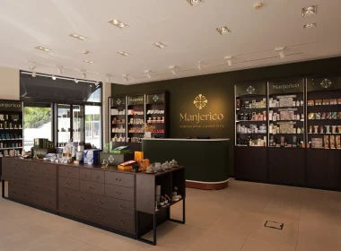 Interior da loja Manjerico com expositores de cosméticos e balcão.
