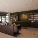 Interior da loja Manjerico com expositores de cosméticos e balcão.