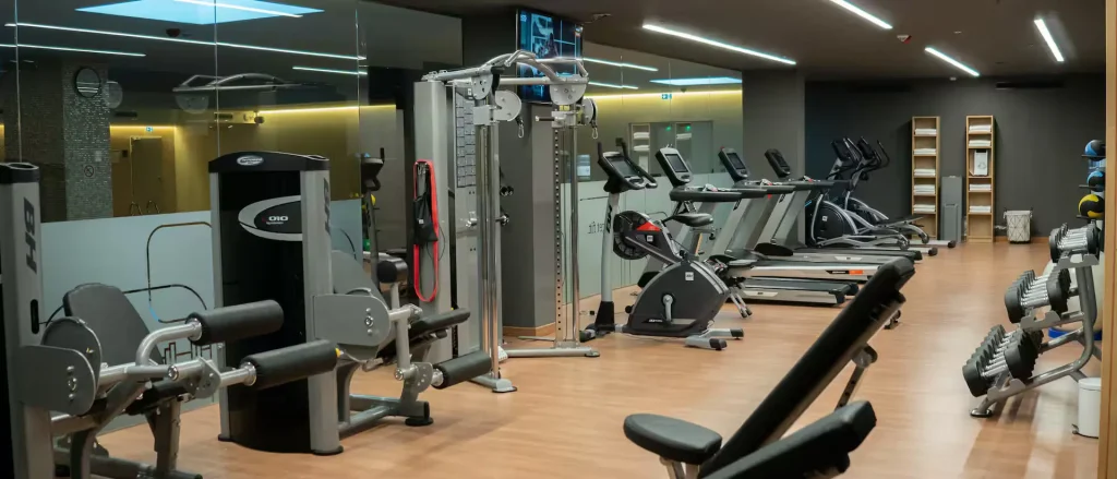 Ginásio com equipamentos de exercício modernos e organizados.