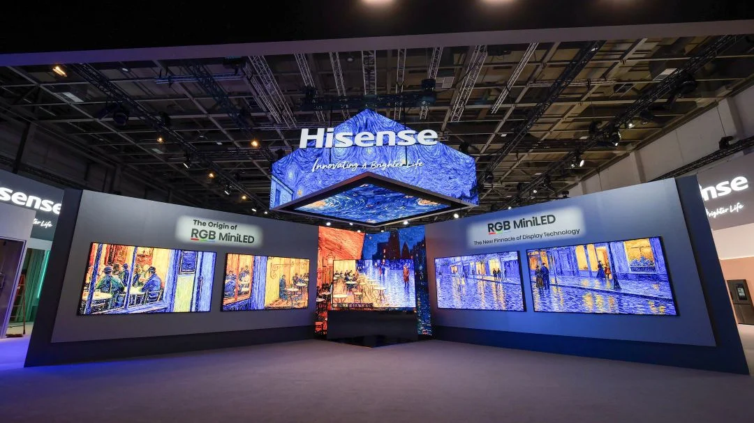 Stand de exposição da Hisense com ecrãs gigantes a exibir pinturas clássicas para demonstrar a tecnologia RGB MiniLED e a inteligência artificial em casa.