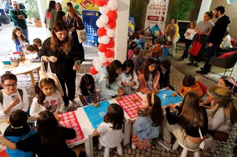 Crianças em atividades educativas numa feira de brinquedos.