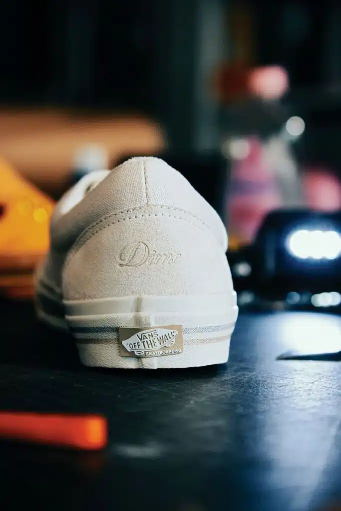 Sapatilha Vans branca em fundo desfocado.