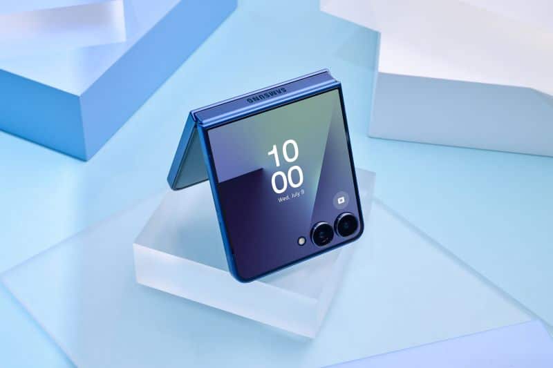 Telemóvel dobrável azul moderno em exposição geométrica.