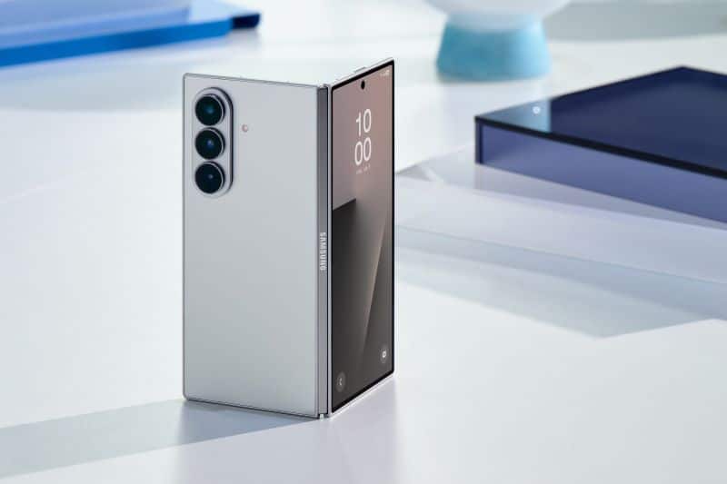 Smartphone dobrável moderno num ambiente minimalista.