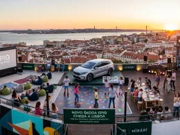 Evento Skoda Epiq num rooftop em Lisboa ao pôr-do-sol.