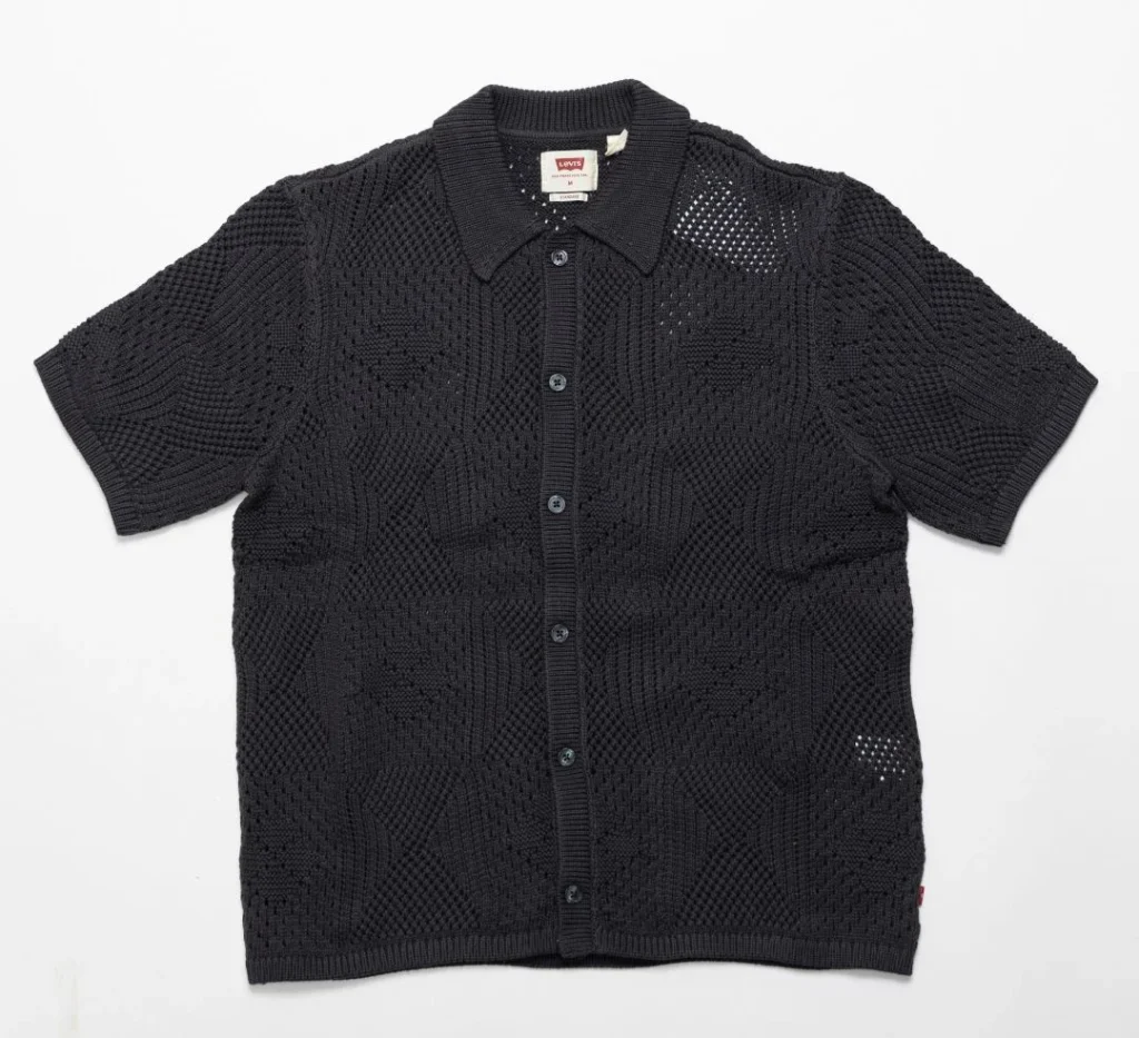 Camisa preta de malha Levi's, mangas curtas, gola, botões.