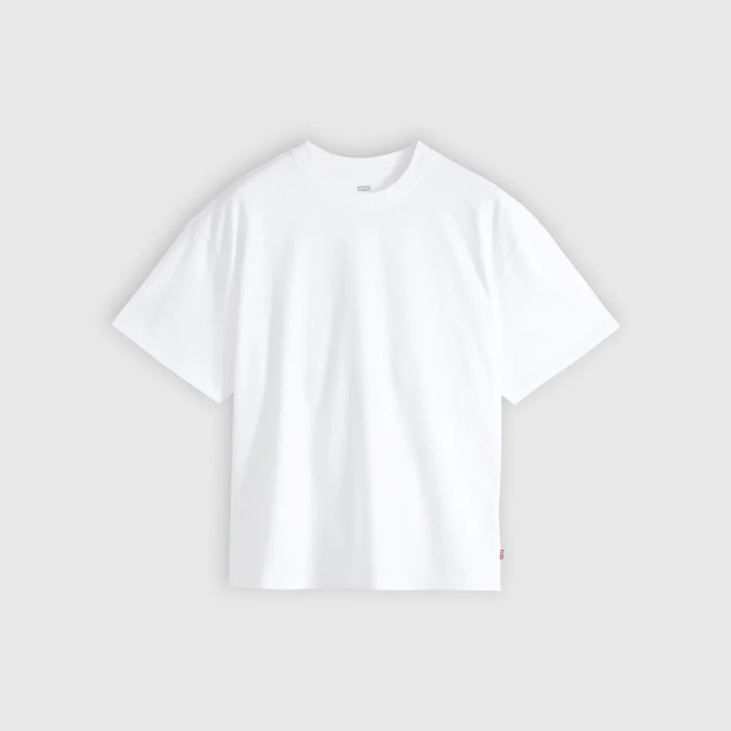 T-shirt branca Levi's lisa, gola redonda, fundo cinzento claro.