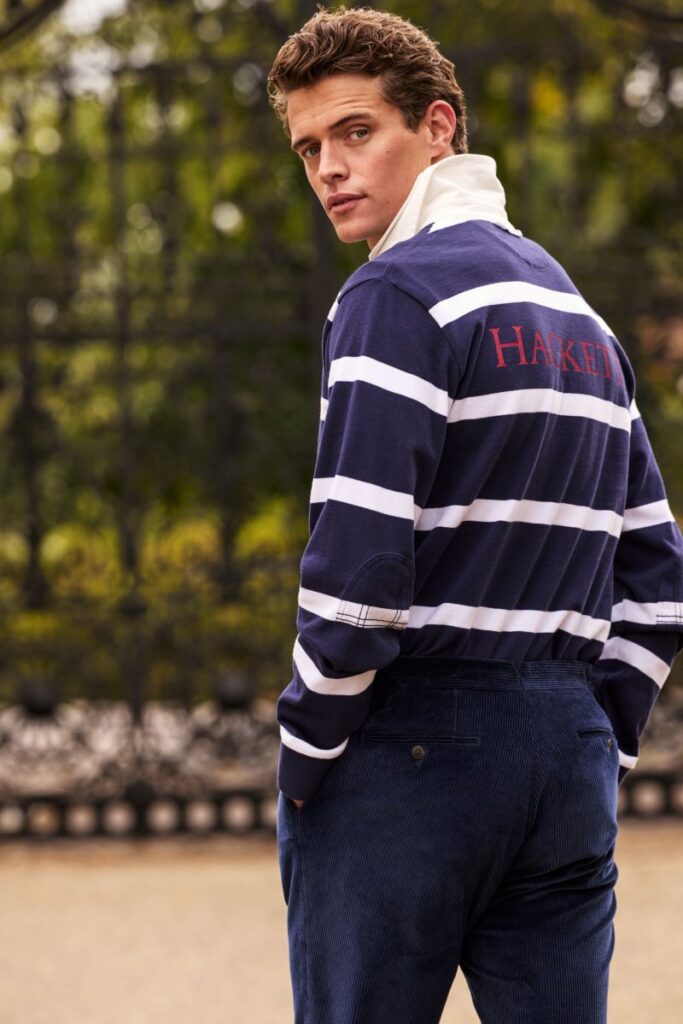 Homem com camisola listrada azul e branca.