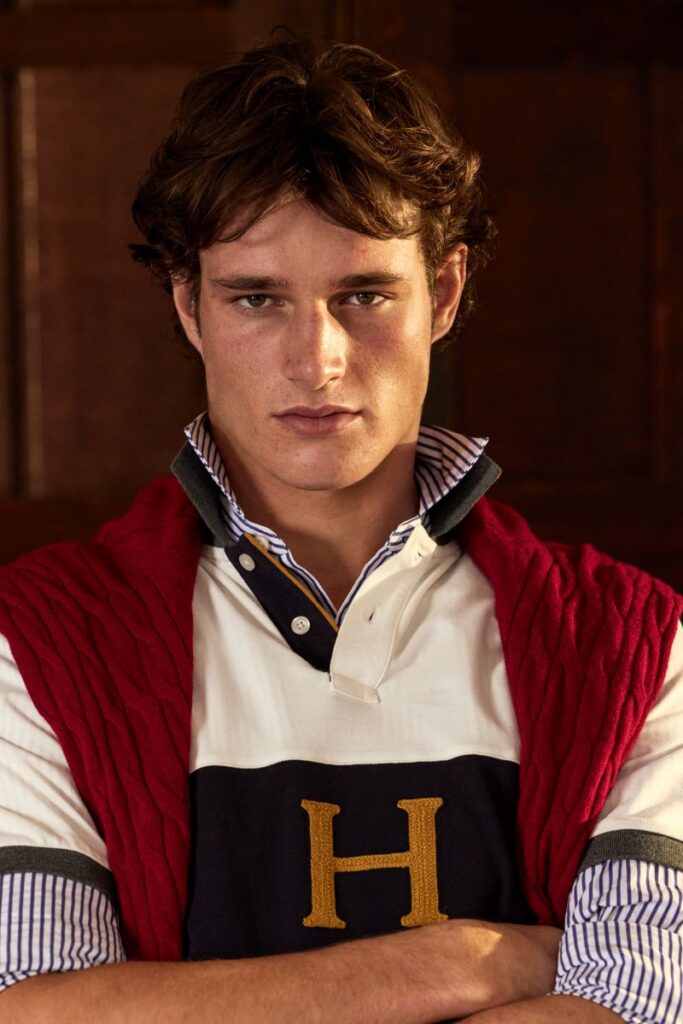Homem com camisola e suéter vermelho.