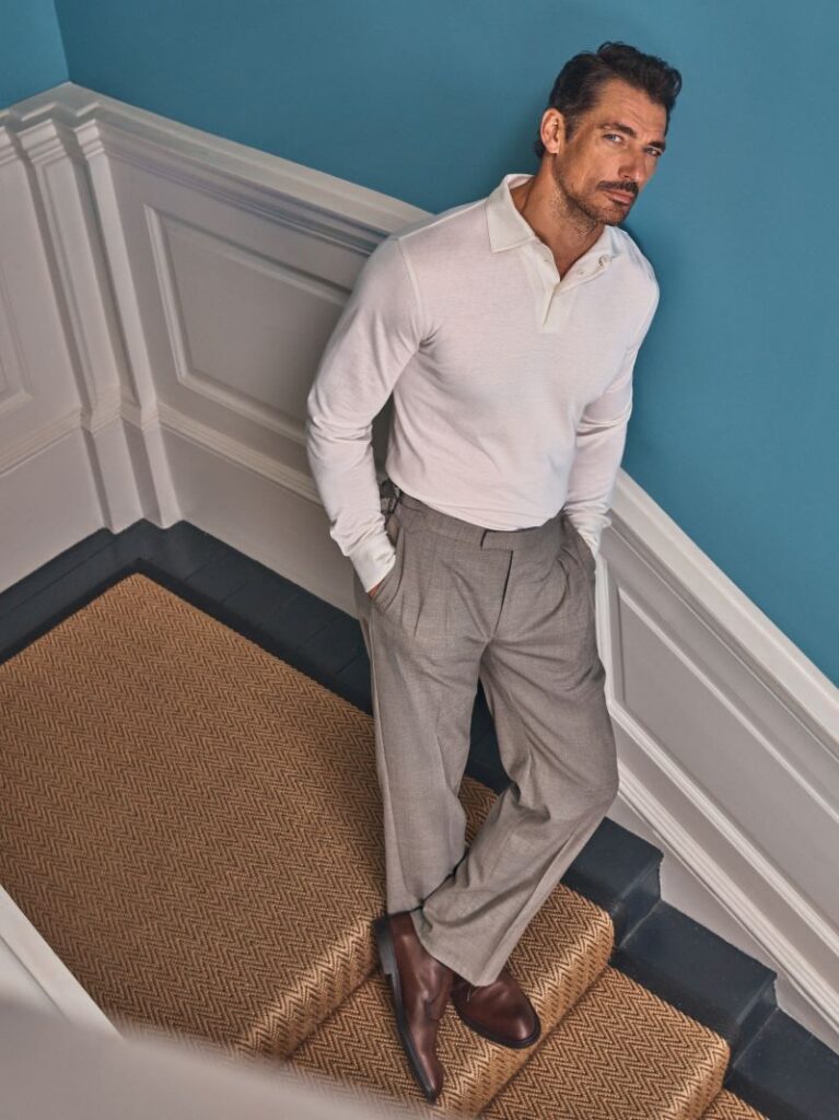 Homem elegante de roupa casual em escadas