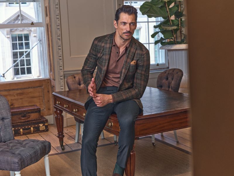 Homem elegante sentado em secretária antiga