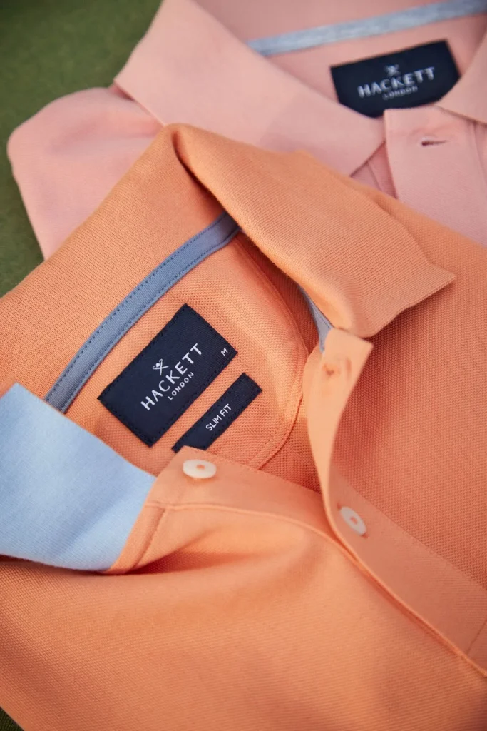 Polos Hackett London em tons de laranja e coral.