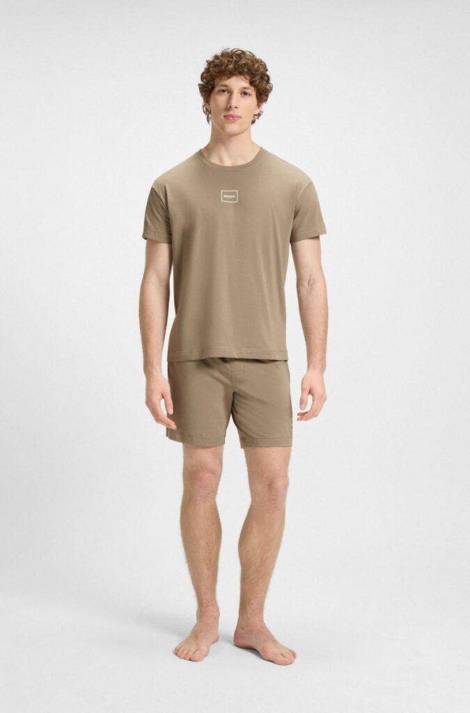 Modelo com pijama bege liso de verão.