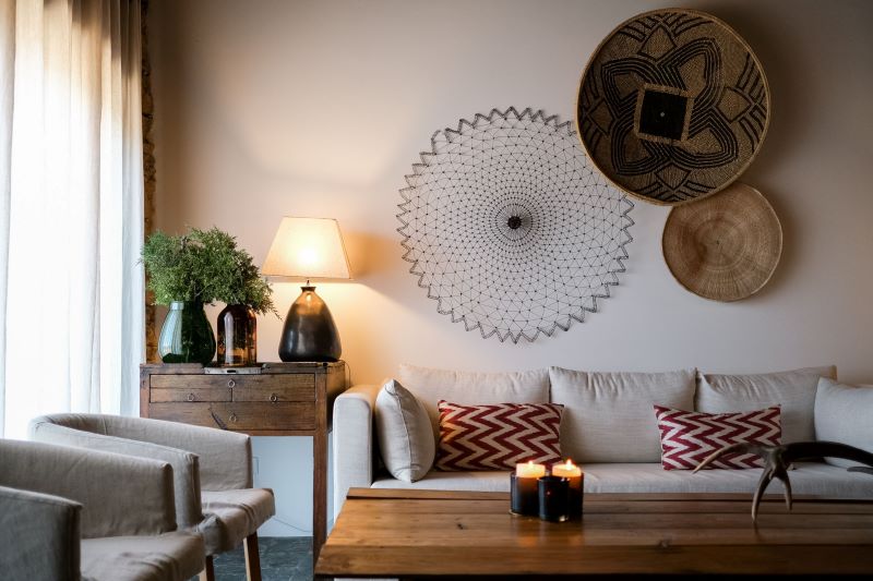 Sala de estar moderna com decoração artesanal.