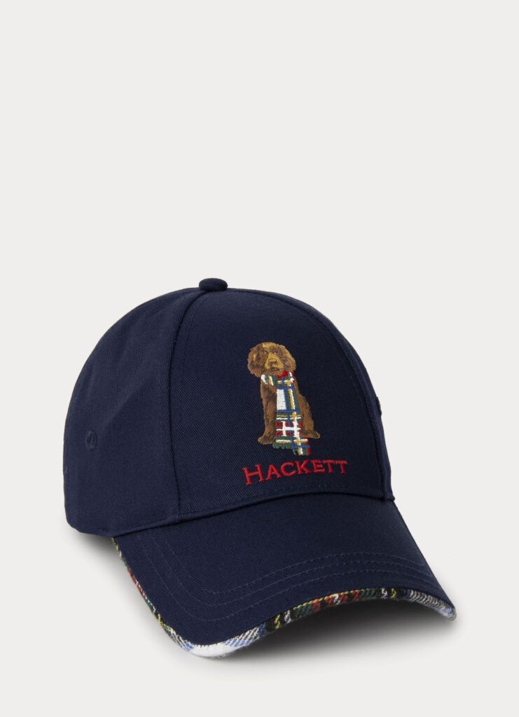 Boné azul escuro com bordado de cão e cachecol.