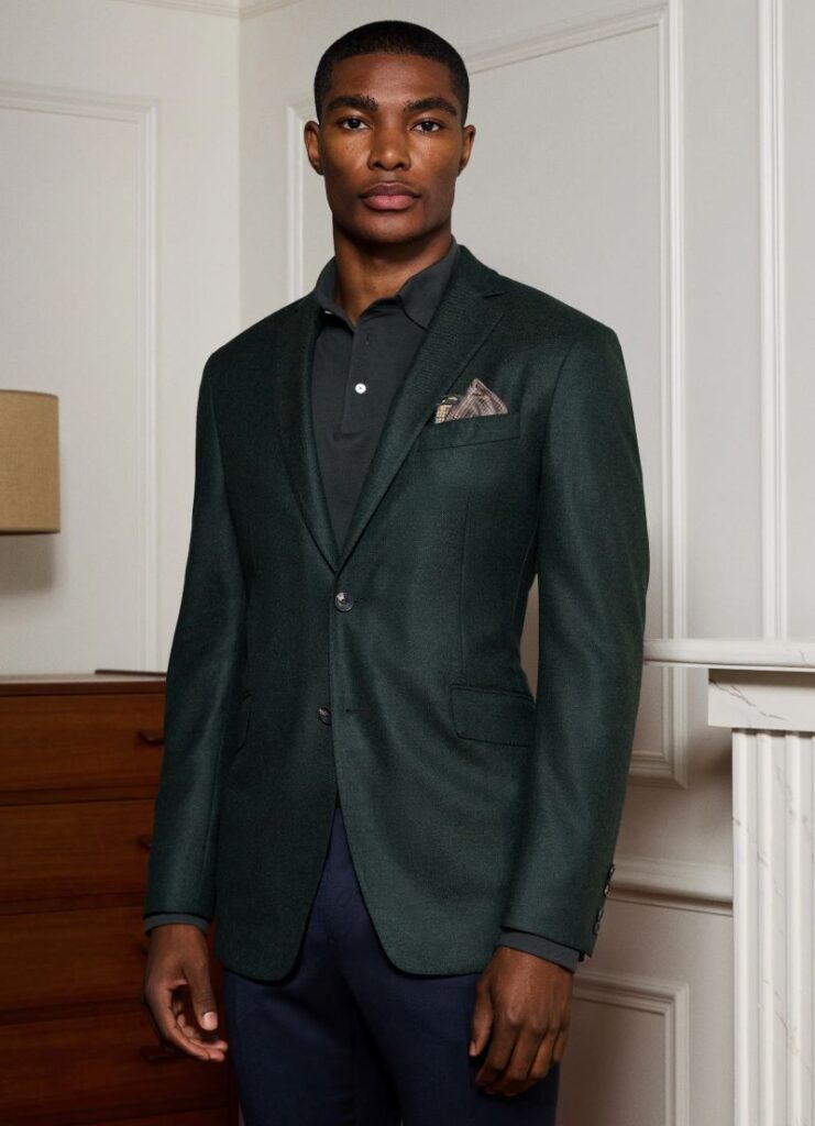 Homem com fato verde escuro elegante.