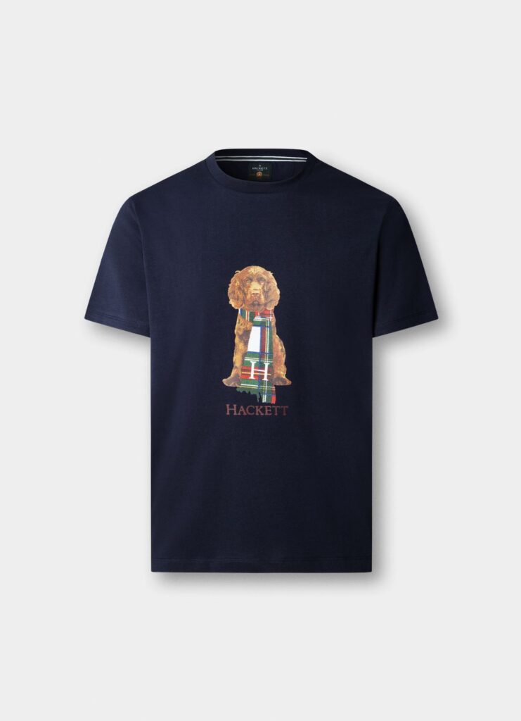 Camiseta azul com estampa de cão e cachecol.