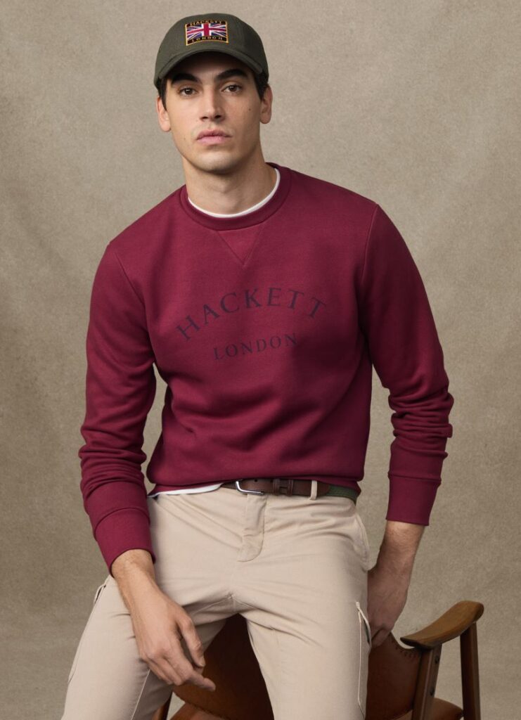 Homem com camisola vermelha e boné.
