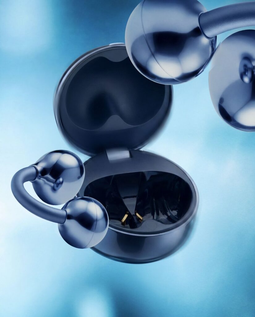 Auriculares azuis metalizados com estojo de carregamento aberto.