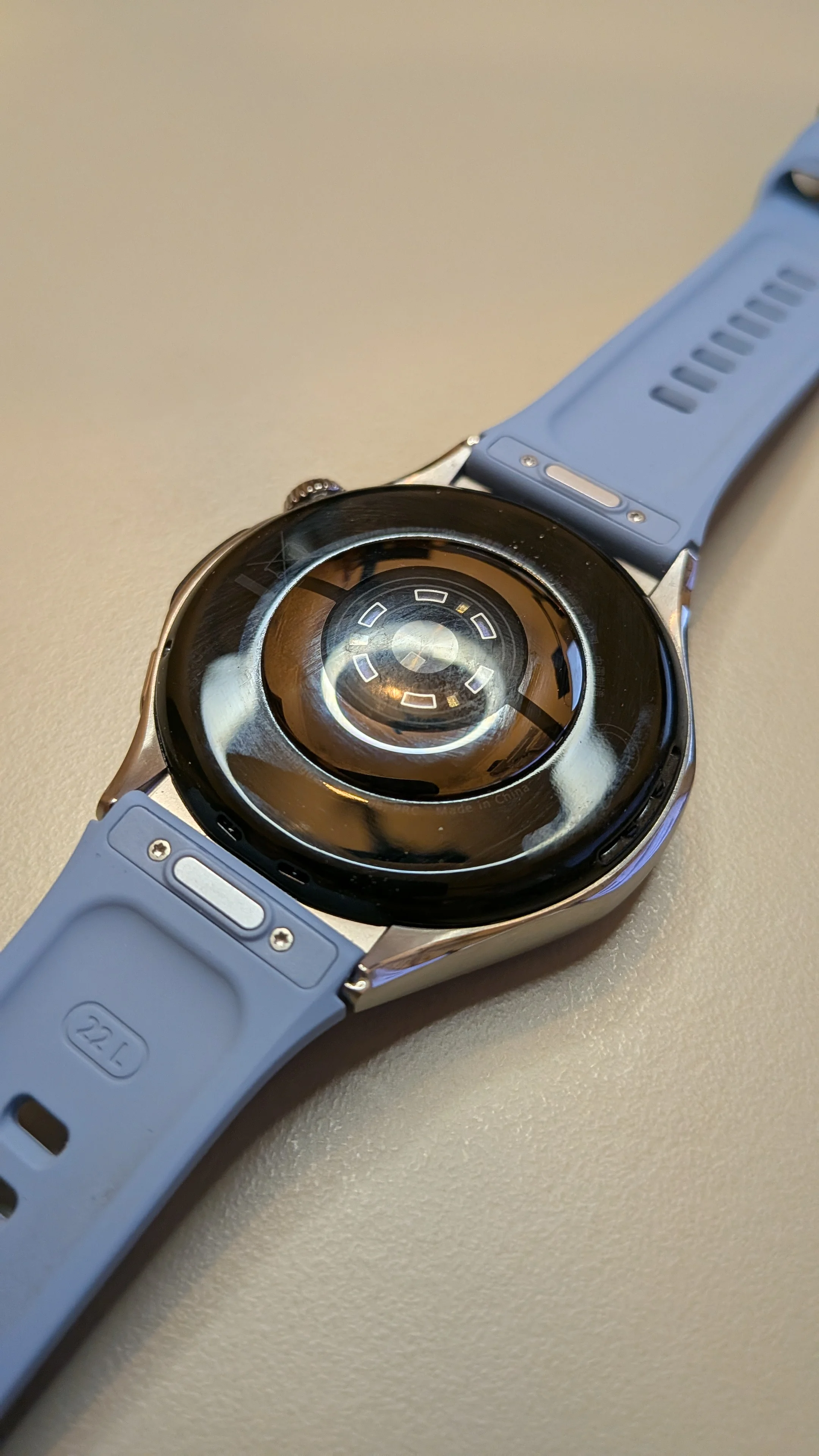 Parte traseira do smartwatch Huawei Watch 6 com sensores de monitorização visíveis e bracelete de silicone azul claro
