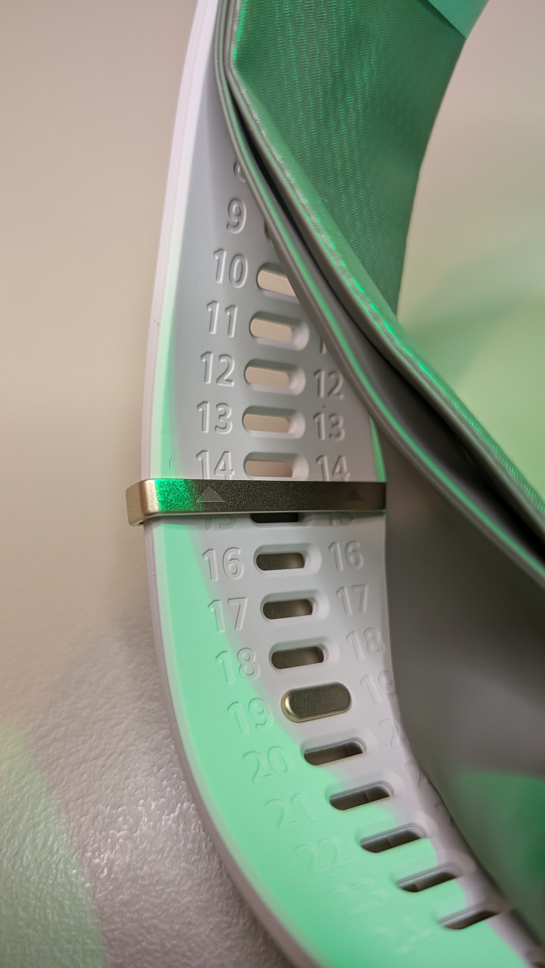 Parte interna da bracelete do Huawei Watch D3 mostrando os furos numerados de ajuste e o airbag acoplado