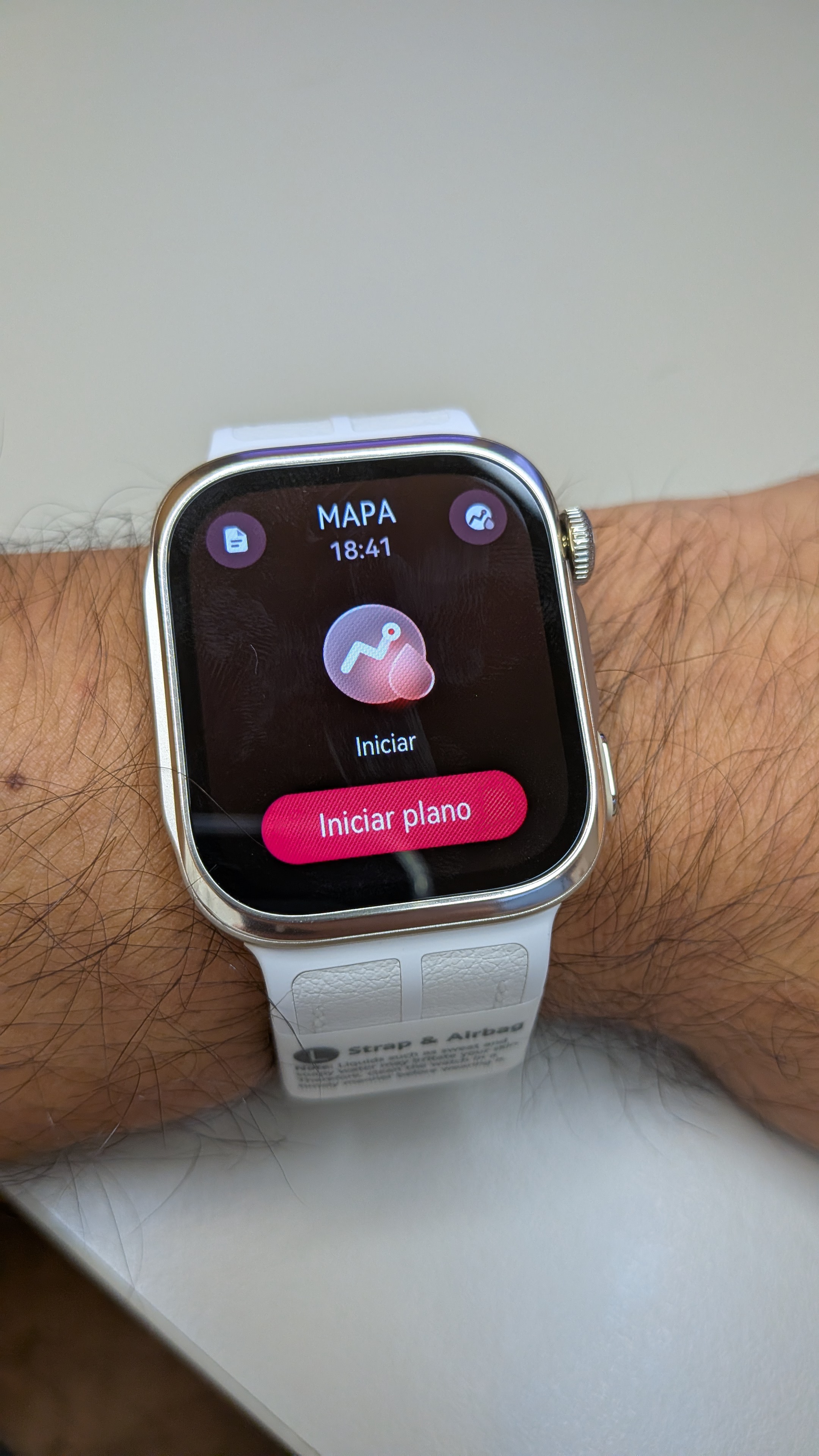 Smartwatch Huawei Watch D3 no pulso de um homem com bracelete branca e ecrã a exibir a função MAPA e o botão iniciar plano