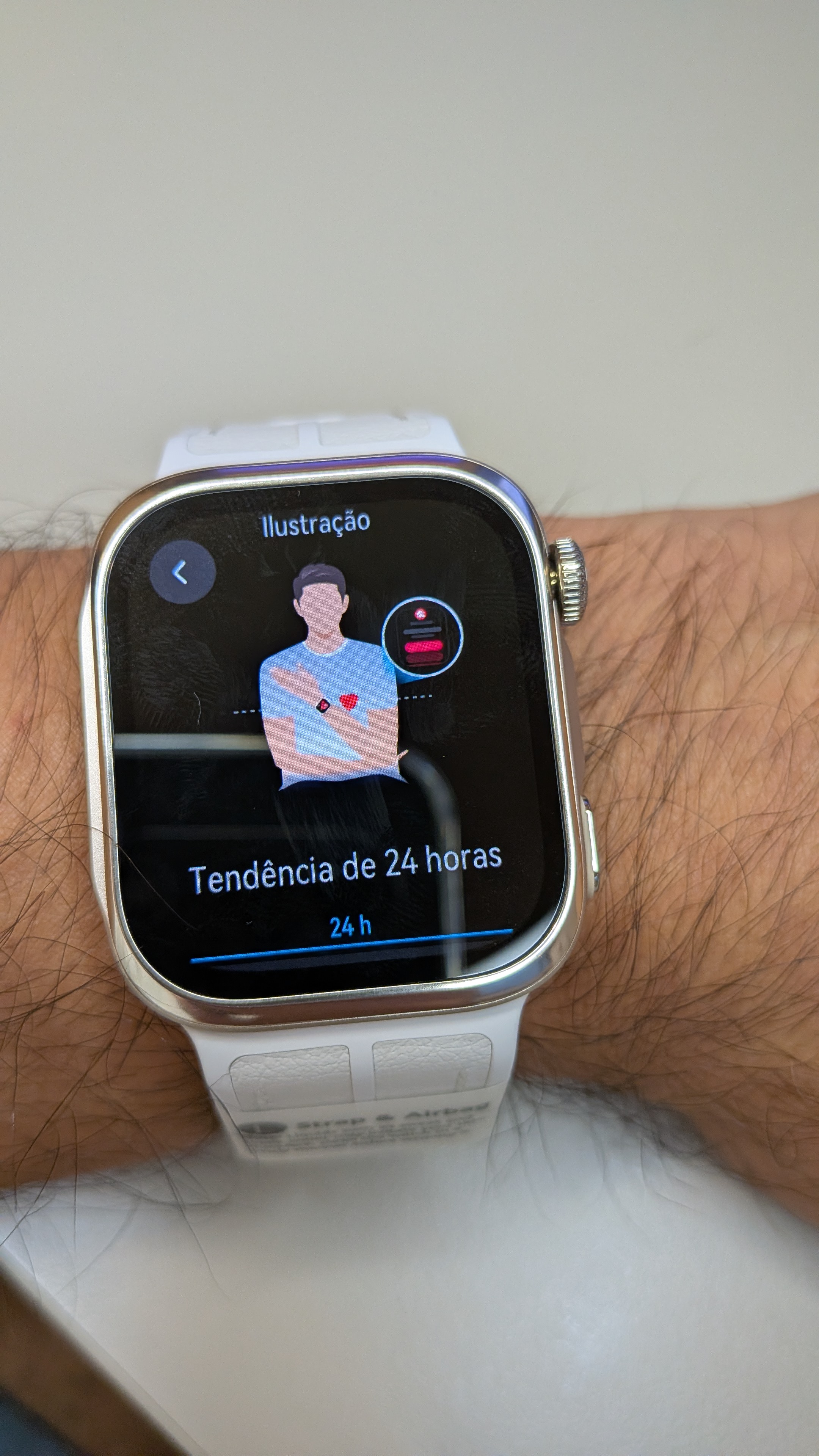 Smartwatch Huawei Watch D3 no pulso com bracelete branca e ecrã a exibir ilustração da postura correta para medir a tensão arterial