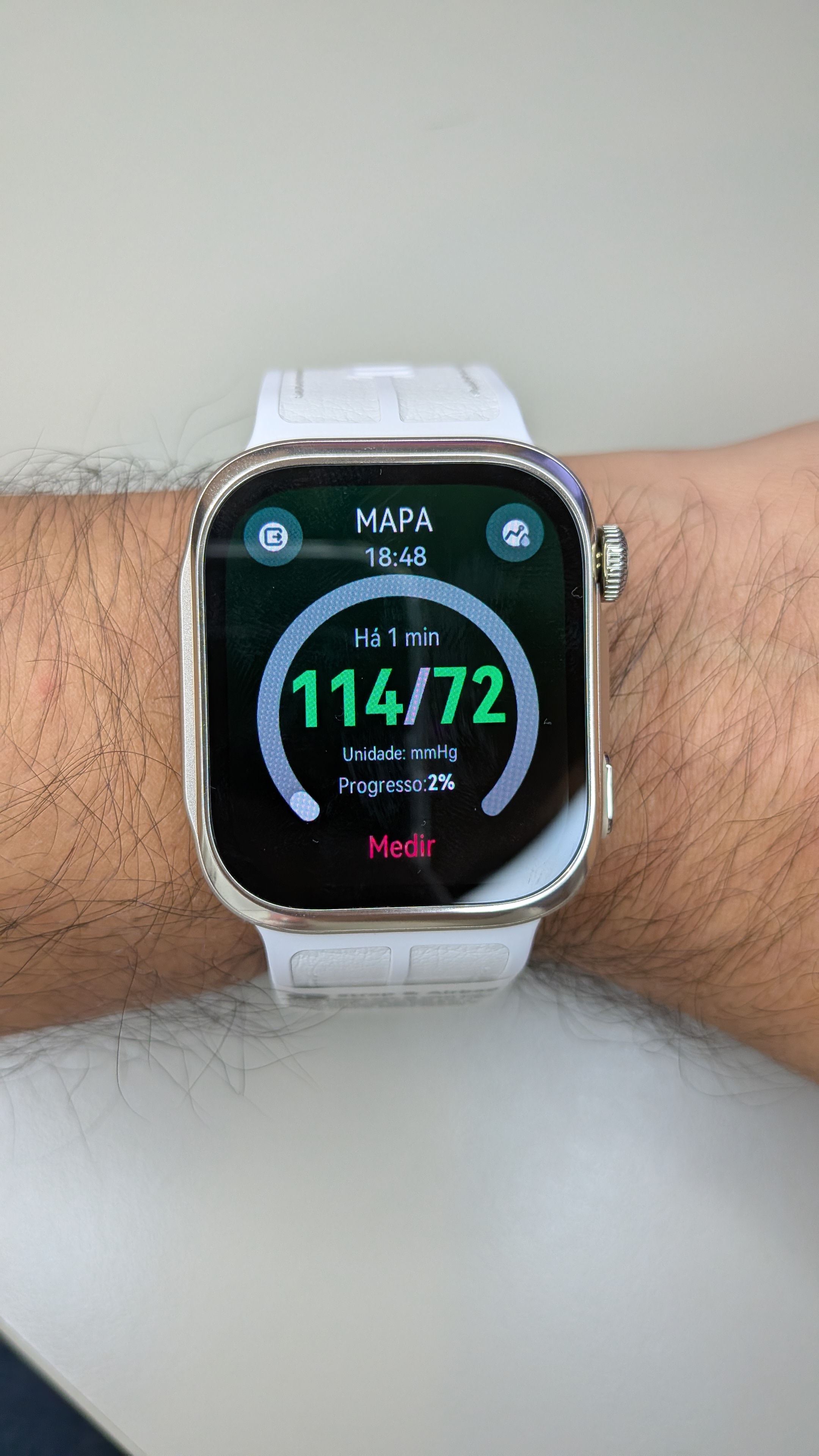Ecrã do smartwatch Huawei Watch D3 no pulso de um homem a exibir uma leitura de tensão arterial de 114 sobre 72 em destaque verde.