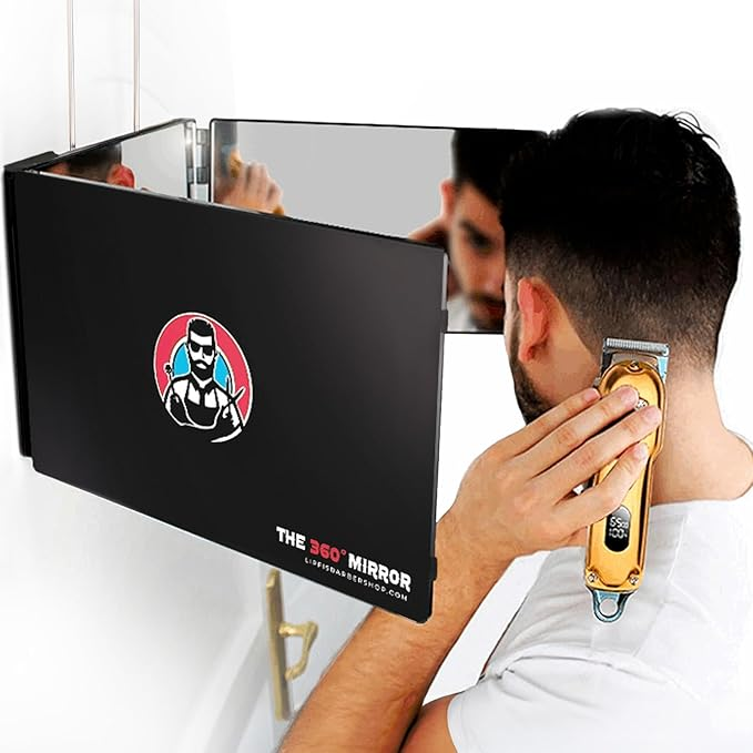 Homem a usar espelho para cortar cabelo sozinho.