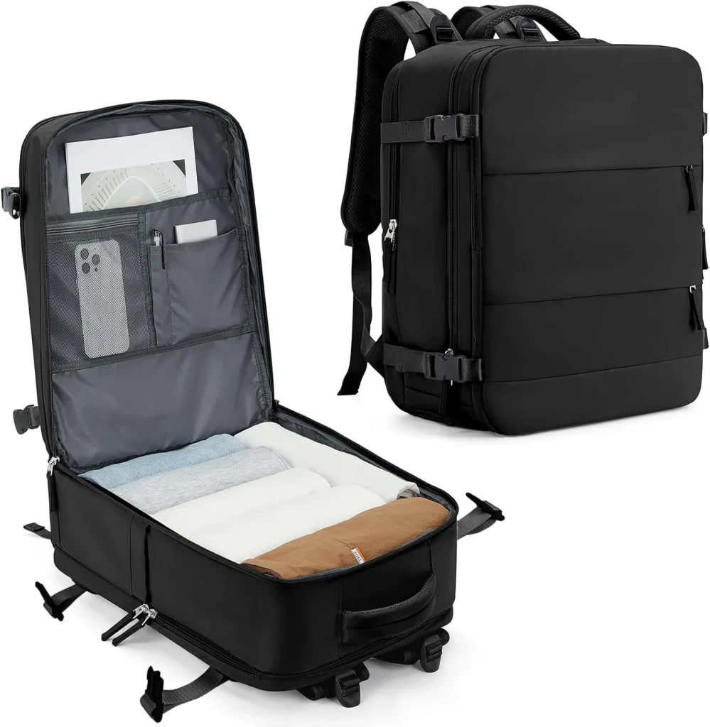 Mochila de viagem preta aberta mostrando organização interna de roupa.