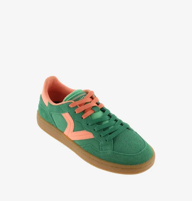 Sapatilha verde e laranja com sola de borracha.