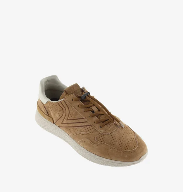 Sapatilha castanha de camurça para homem, estilo casual.